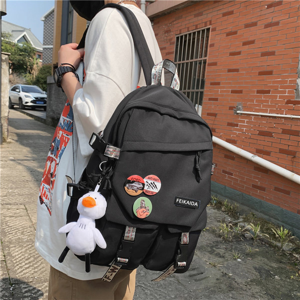 Veľký batoh s ozdobnými prvkami