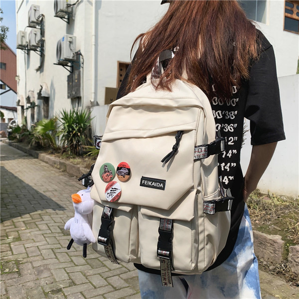 Veľký batoh s ozdobnými prvkami