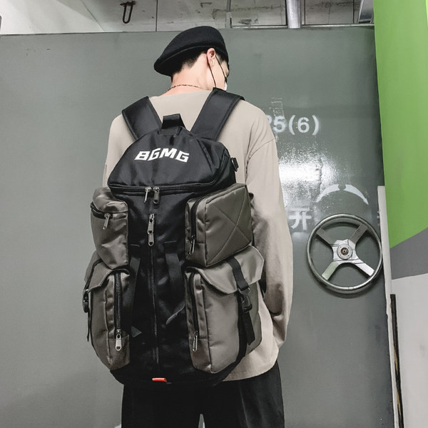 Športový pánsky batoh s niekoľkými priehradkami