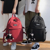 Moderný textilný batoh s nápisom a zipsom