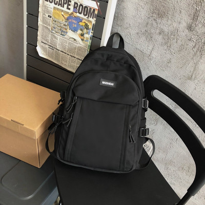 Moderný textilný batoh s nápisom a zipsom