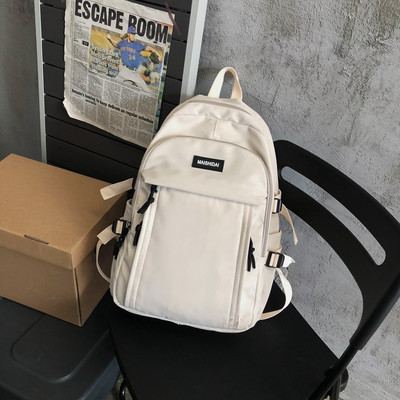 Moderný textilný batoh s nápisom a zipsom