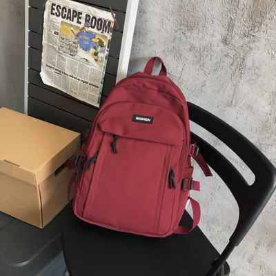 Moderný textilný batoh s nápisom a zipsom