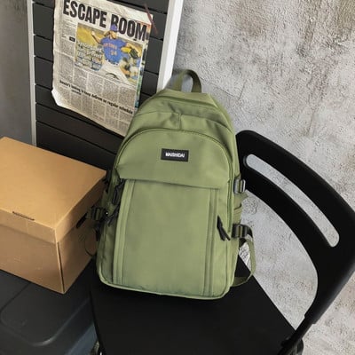 Moderný textilný batoh s nápisom a zipsom