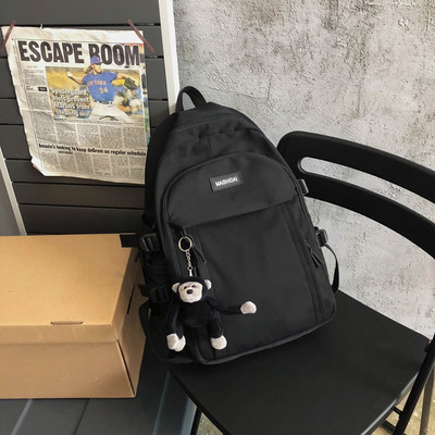 Moderný textilný batoh s nápisom a zipsom