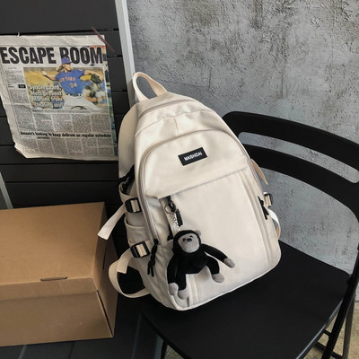 Moderný textilný batoh s nápisom a zipsom