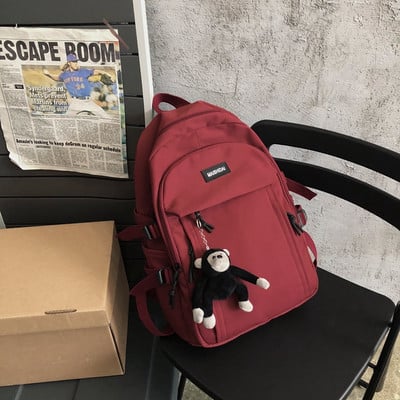 Moderný textilný batoh s nápisom a zipsom