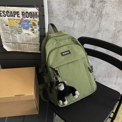 Moderný textilný batoh s nápisom a zipsom