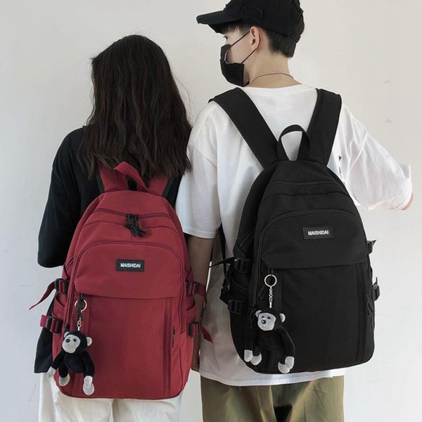 Moderný textilný batoh s nápisom a zipsom