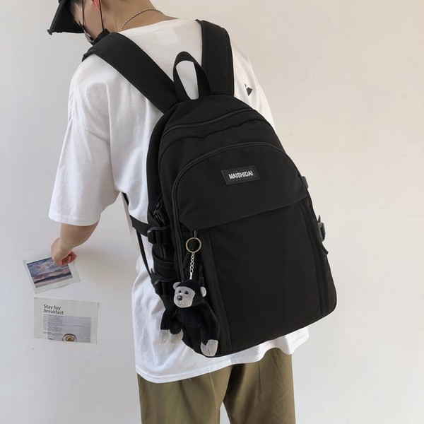 Moderný textilný batoh s nápisom a zipsom