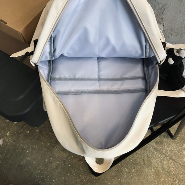 Moderný textilný batoh s nápisom a zipsom