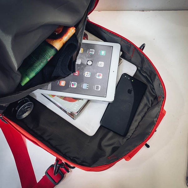 O geantă din material textil care poate fi purtată în două moduri