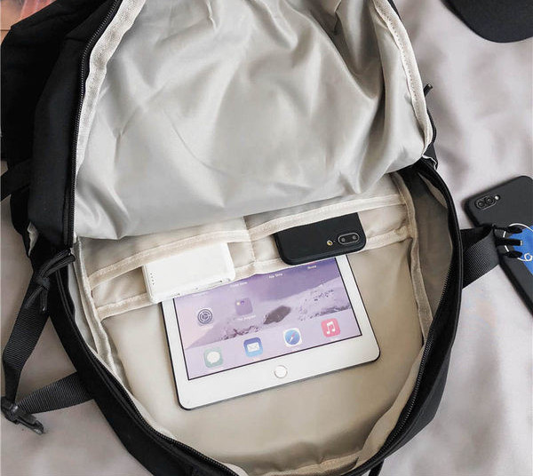 Pánsky batoh s vreckom a zapínaním na pracku