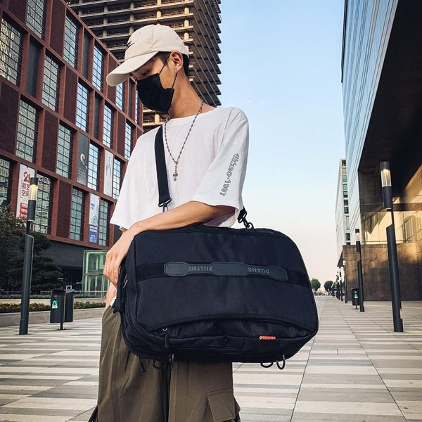 Įprasta vyriška kuprinė su dideliais skyriais