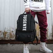 Pánsky textilný batoh s plastovými zapínaniami a nápisom