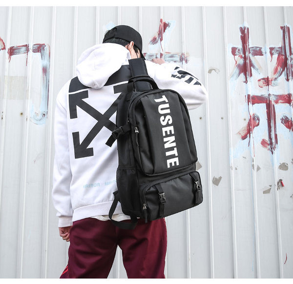 Pánsky textilný batoh s plastovými zapínaniami a nápisom