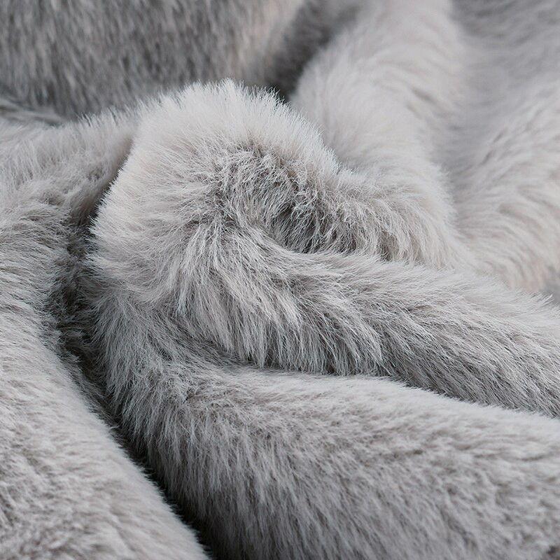 Vyhrievacia podložka na ramená a krk z králičej kožušiny, zabalená v šatke, na hypertermiu a zmiernenie bolesti