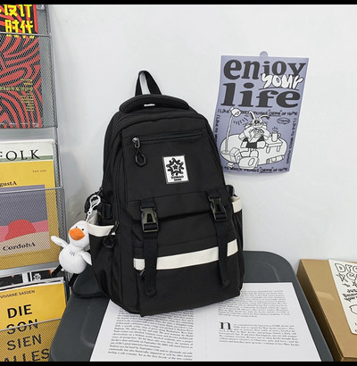 Pánsky ležérny batoh s 3D prvkom a zipsom