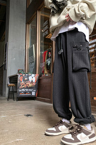 Pantaloni barbatesti cu buzunar in doua culori