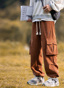 Vyriškos sportinės kelnės su šoninėmis kišenėmis