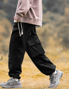 Vyriškos sportinės kelnės su šoninėmis kišenėmis