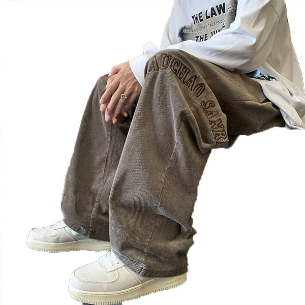 Pánske nohavice širokého modelu s vyšívanými nápismi a šnúrkami a vreckom