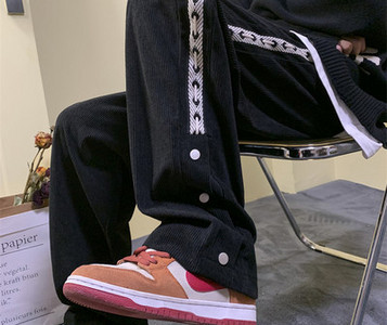 Pantaloni de catifea pentru barbati model nou cu tiv si nasturi la picioare