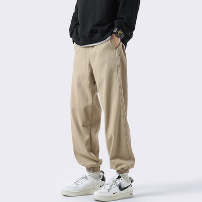 Pantaloni de bărbați cu model curat