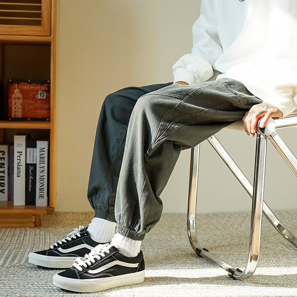 Pánske nohavice rovného modelu s vreckom