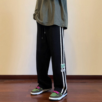 Мъжки спортен панталон с кант и емблема