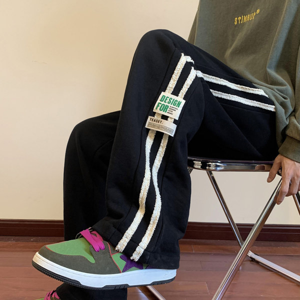 Pánske tepláky s lemovaním a logom