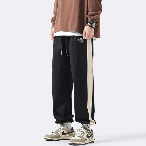 Pantaloni de trening pentru bărbați cu legături la picioare și logo