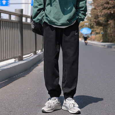 Pánske športové nohavice s gumou na nohaviciach a vreckom