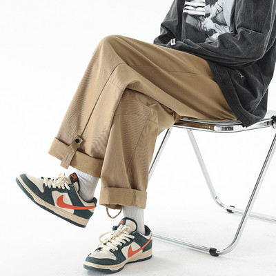 Nový model pánskych nohavíc s vysokým pásom a gombíkmi na nohaviciach