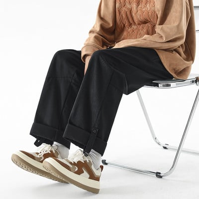 Nový model pánskych nohavíc s vysokým pásom a gombíkmi na nohaviciach