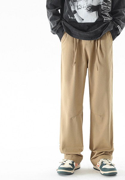 Nový model pánskych nohavíc s vysokým pásom a gombíkmi na nohaviciach