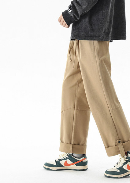 Nový model pánskych nohavíc s vysokým pásom a gombíkmi na nohaviciach