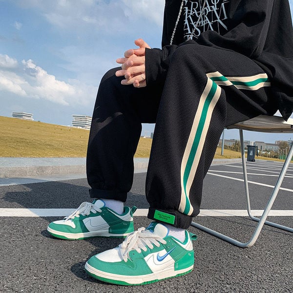 Pantaloni sport barbati cu margini