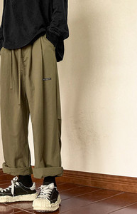 Pánske nohavice voľného strihu so šnúrkami a nápisom