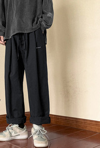 Pánske nohavice voľného strihu so šnúrkami a nápisom