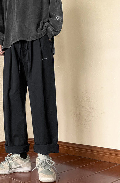 Pánske nohavice voľného strihu so šnúrkami a nápisom