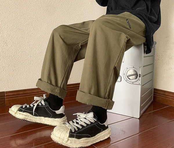 Pánske nohavice voľného strihu so šnúrkami a nápisom