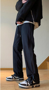 Pánske nohavice v tmavých a svetlých farbách