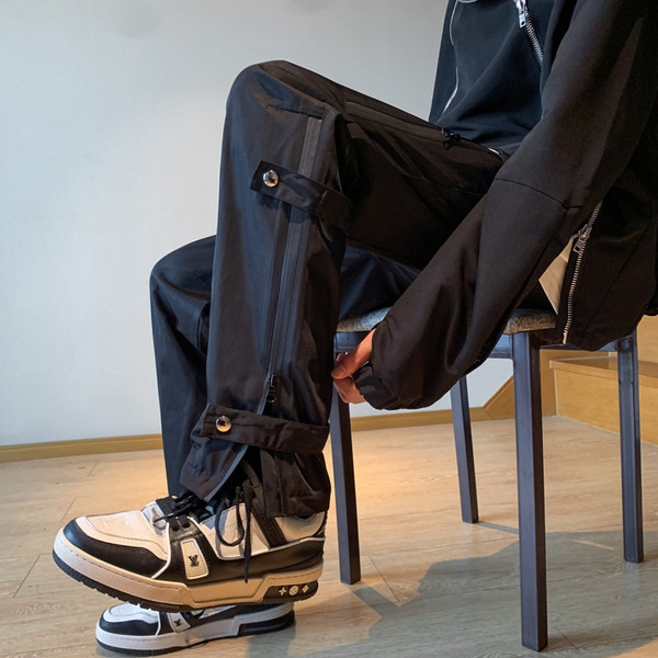 Pánske nohavice v tmavých a svetlých farbách