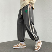 Pantaloni de trening pentru bărbați cu piping și șireturi