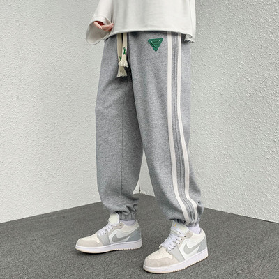 Pantaloni de trening pentru bărbați cu piping și șireturi