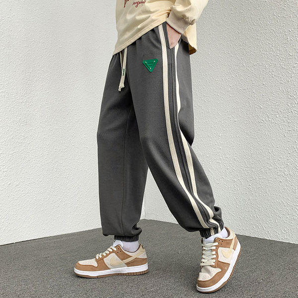 Pantaloni de trening pentru bărbați cu piping și șireturi