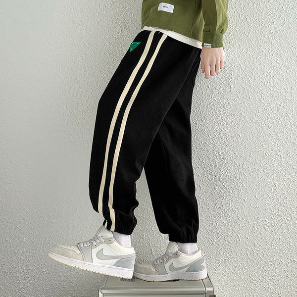 Pantaloni de trening pentru bărbați cu piping și șireturi