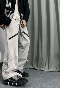 Pantaloni moderni pentru barbati cu element metalic si sireturi