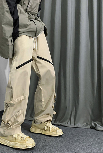 Ανδρικό μοντέρνο παντελόνι με μεταλλικό στοιχείο και κορδόνια
